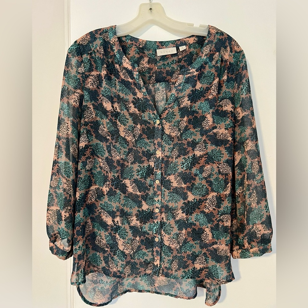 Cute dressy flowery button down top, great condition, size M